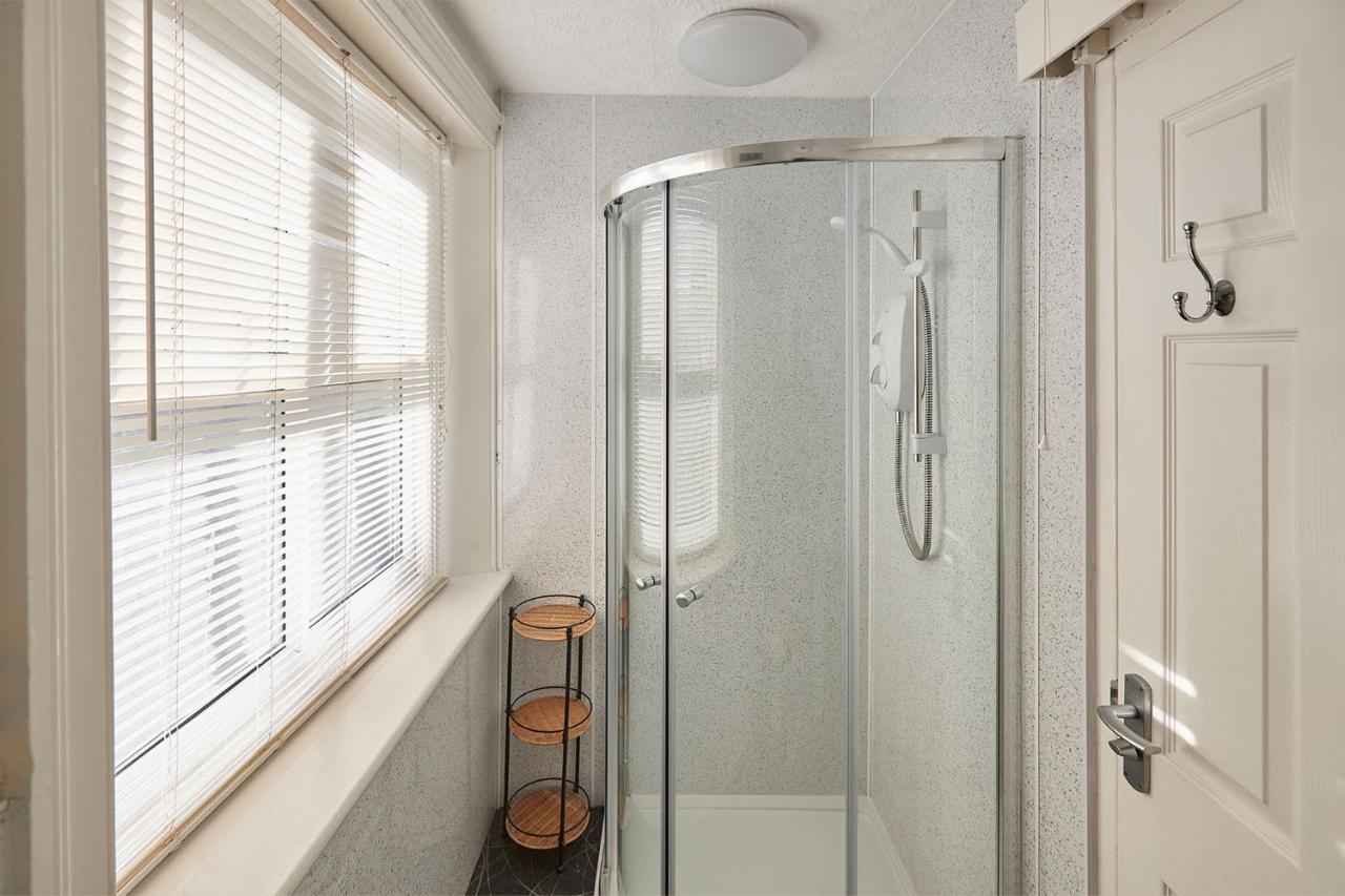 Apartment 4, Khyber Lodge Apartment ウィットビー エクステリア 写真