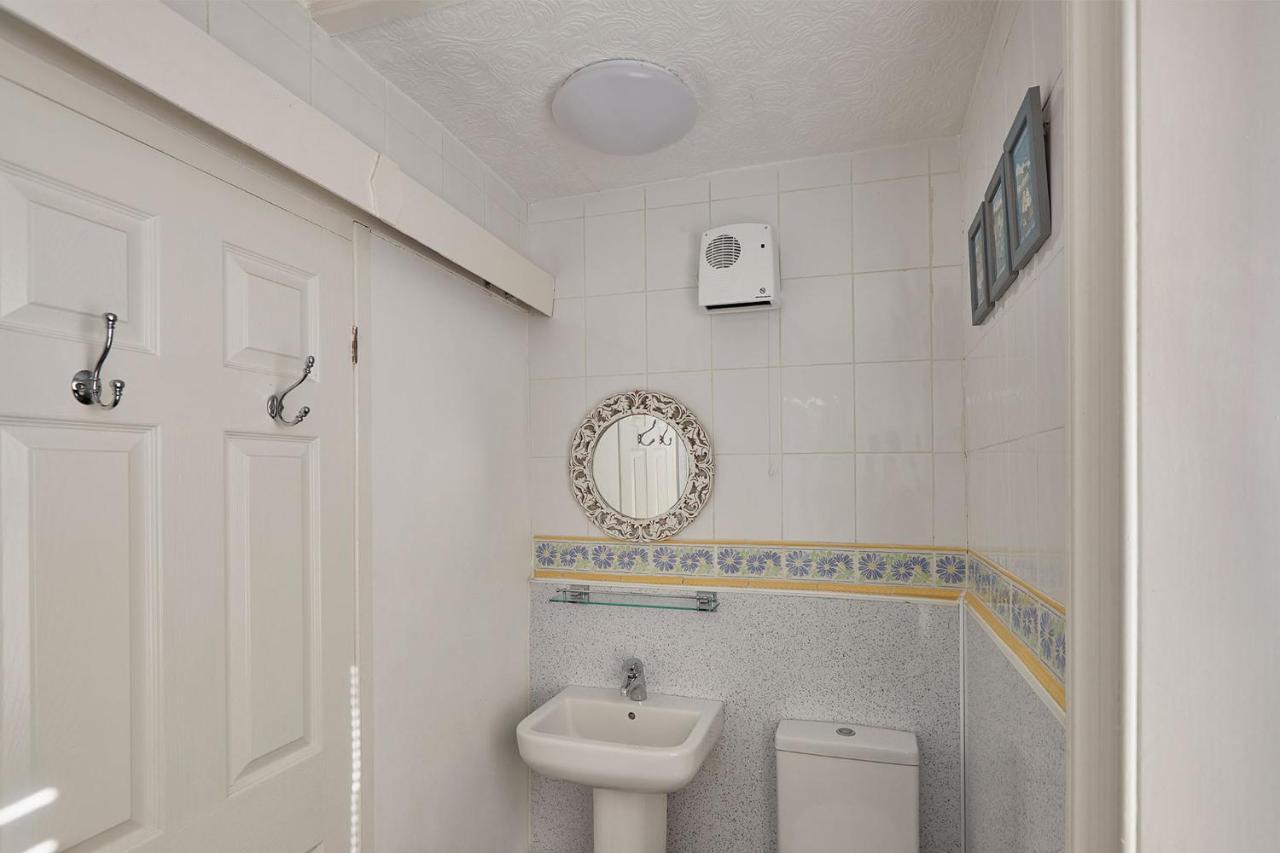 Apartment 4, Khyber Lodge Apartment ウィットビー エクステリア 写真